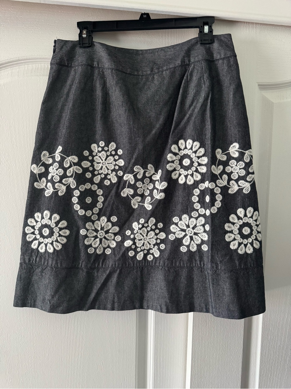 Ann Taylor A-Line Skirt Gray with White Embroidered Flowers SIZE 10